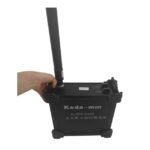 Рука держит устройство системы активной защиты беспилотника Keda - mm AUDS - 2458