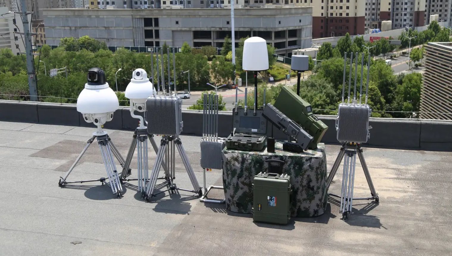 les technologies de brouillage des signaux, de brouillage des drones et de détection des drones.