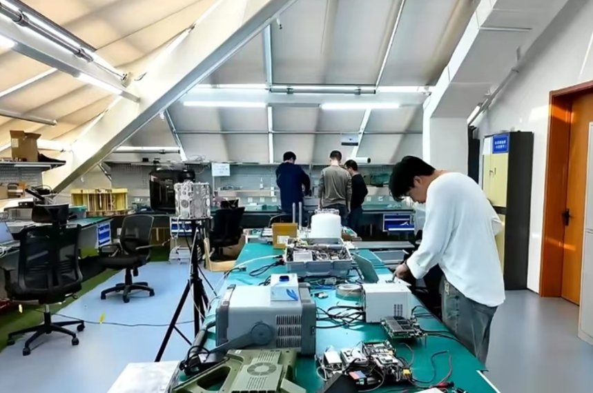 Power amplifier module testing in electronics R & D lab