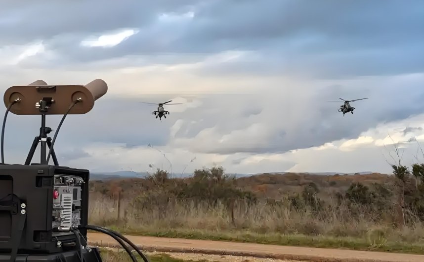 Equipo de detección de drones en un puesto fronterizo de vigilancia de drones aéreos
