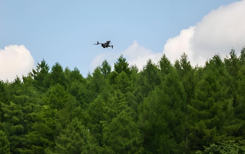 Drone que opera en el bosque para el sistema de detección agrícola y forestal